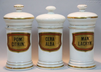 3 ALBARELOS. - Botes de farmacia en porcelana decorada.
Algunos piquetes en el de "Pom Citrin". Se ve en foto todos los piquetes.
Francia.